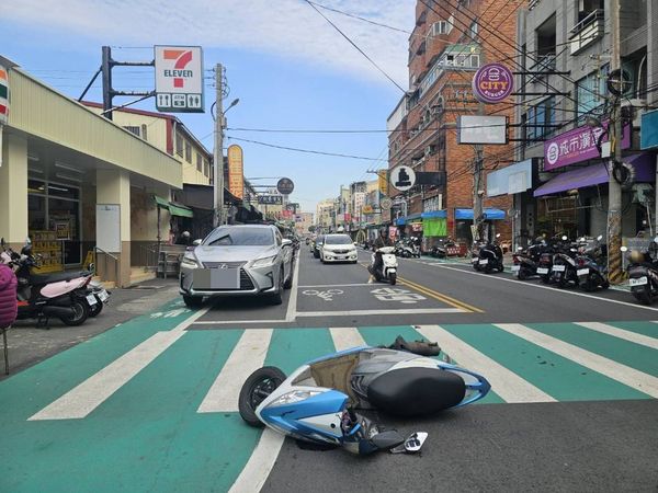 ▲彰化大埔路女駕駛突開車門害後方機車女騎士噴飛。（圖／警方提供）