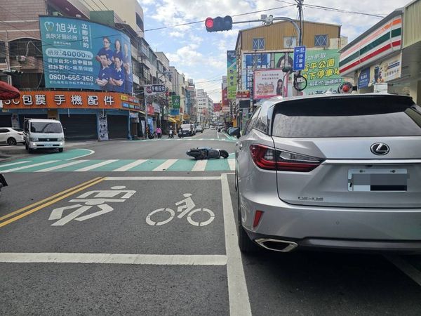▲彰化大埔路女駕駛突開車門害後方機車女騎士噴飛。（圖／警方提供）
