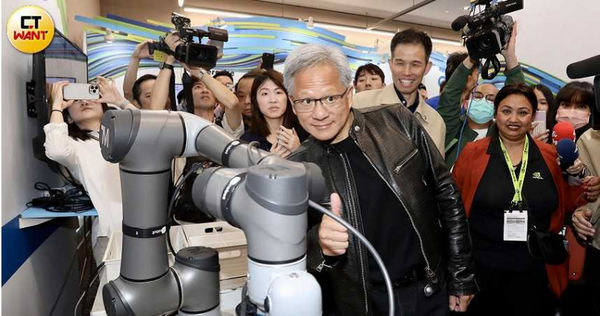 輝達執行長黃仁勳去年在台北國際電腦展上和達明的獨臂機器人合影（圖／方萬民攝）