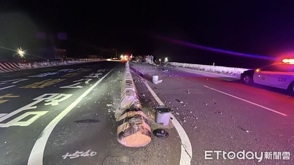 ▲台61線西濱快速公路苗栗後龍段，昨晚發生物流貨櫃車翻車事故，交通受阻3.5小時。（圖／記者楊永盛翻攝）