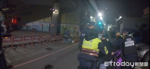 ▲▼嘉義縣一名男子吃完燒酒雞及米酒後，酒駕返家途中自撞，波及路邊9輛機車、2輛汽車             。（圖／記者翁伊森翻攝）