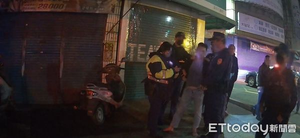 ▲▼嘉義縣一名男子吃完燒酒雞及米酒後，酒駕返家途中自撞，波及路邊9輛機車、2輛汽車             。（圖／記者翁伊森翻攝）