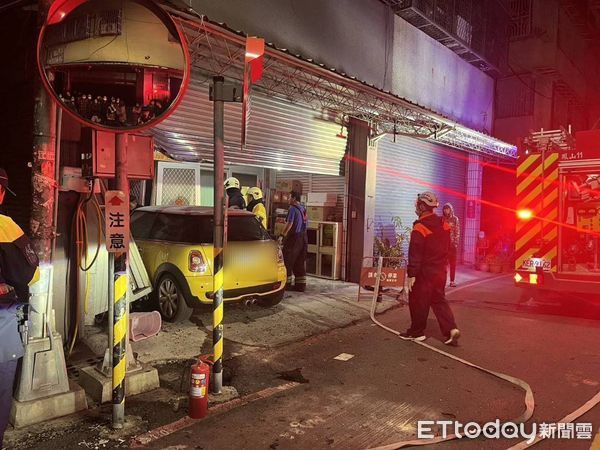 ▲高雄市鳳山區華山街昨(19)日晚上發生一起轎車撞民宅事故            。（圖／記者吳世龍翻攝）