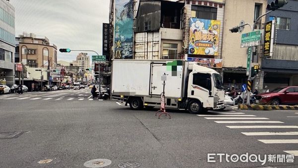 ▲台南市警五分局交通分隊小隊長蔡竣丞指出，25歲陳姓貨車駕駛，經路口未依規定禮讓行人，並導致30歲行人李女受傷送醫，已依道路交通管理處罰條例舉發，並吊扣駕照1年。（圖／記者林東良翻攝，下同）