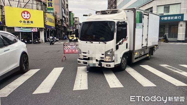 ▲台南市警五分局交通分隊小隊長蔡竣丞指出，25歲陳姓貨車駕駛，經路口未依規定禮讓行人，並導致30歲行人李女受傷送醫，已依道路交通管理處罰條例舉發，並吊扣駕照1年。（圖／記者林東良翻攝，下同）