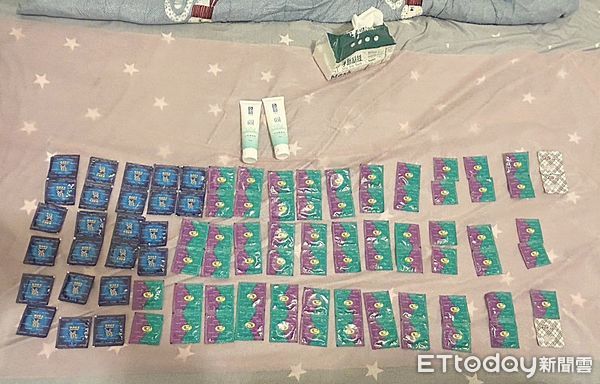 ▲桃園市楊梅警方偵查隊昨天針對出租套房突檢，現場起出保險套與潤滑液等證物。（圖／記者沈繼昌翻攝）