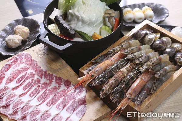 ▲野人火鍋主打高級熟成肉。（圖／記者黃克翔攝）