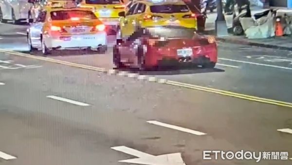 ▲▼他開要價千萬的法拉利458續攤找朋友，酒駕併排下場慘了。（圖／記者邱中岳翻攝）