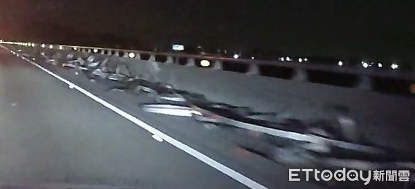 ▲國道1號北向294.5公里台南新營路段，3月16日深夜11時5分許，發現有鐵製品散落於車道，國道警察第四大隊查出係1部營業半聯結車載運之鐵製物品散落，已依規定處理並對肇事駕駛製單舉發。（圖／記者林東良翻攝，下同）