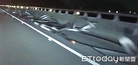 ▲國道1號北向294.5公里台南新營路段，3月16日深夜11時5分許，發現有鐵製品散落於車道，國道警察第四大隊查出係1部營業半聯結車載運之鐵製物品散落，已依規定處理並對肇事駕駛製單舉發。（圖／記者林東良翻攝，下同）
