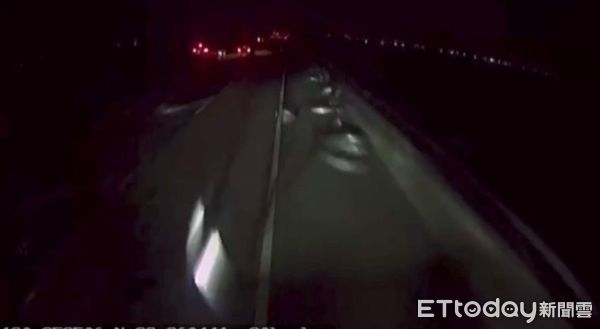 ▲國道1號北向294.5公里台南新營路段，3月16日深夜11時5分許，發現有鐵製品散落於車道，國道警察第四大隊查出係1部營業半聯結車載運之鐵製物品散落，已依規定處理並對肇事駕駛製單舉發。（圖／記者林東良翻攝，下同）