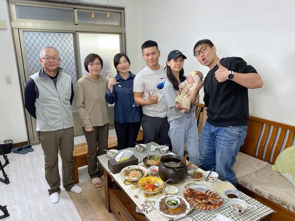 ▲▼夫妻檔YTR許伯（右）、簡芝（左）擔任《誰來晚餐16》來賓。（圖／公視提供）