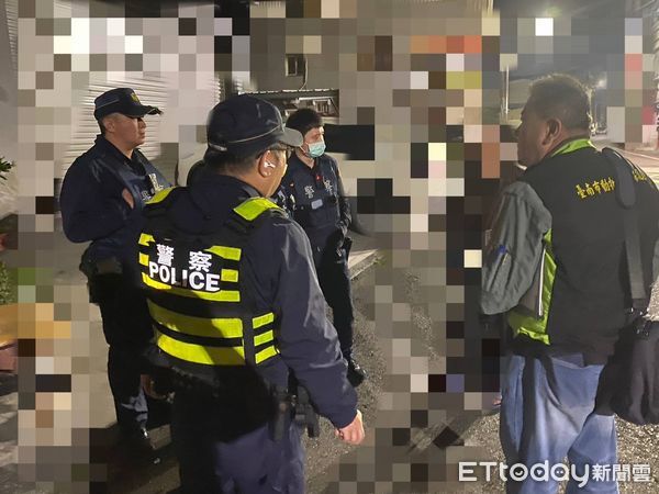 ▲台南市歸仁區於19日晚間發生小貨車吊掛犬隻疑似虐狗案件，台南市動保處會同警方前往調查，飼主推稱狗不見了，動保處表示絕對查辦到底。（圖／記者林東良翻攝，下同）
