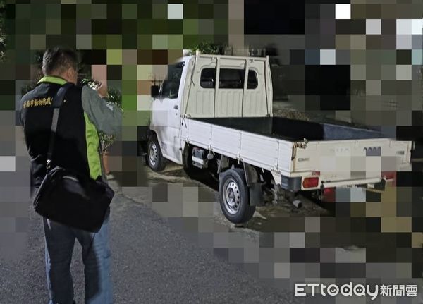 ▲台南市歸仁區於19日晚間發生小貨車吊掛犬隻疑似虐狗案件，台南市動保處會同警方前往調查，飼主推稱狗不見了，動保處表示絕對查辦到底。（圖／記者林東良翻攝，下同）