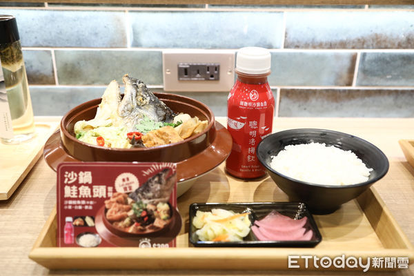 ▲南港LalaPort開幕，林聰明砂鍋魚頭。（圖／記者林敬旻攝）