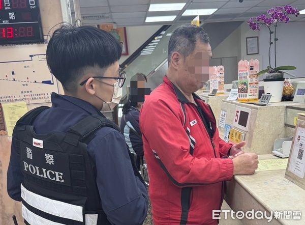 ▲葉姓男子遭女網友詐騙前往銀行匯款，警方獲報前往勸阻。（圖／楊梅警分局提供）