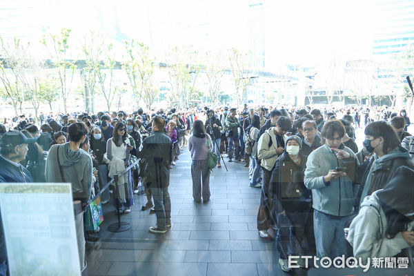 ▲南港LalaPort開幕，民眾排隊進入商場。（圖／記者林敬旻攝）