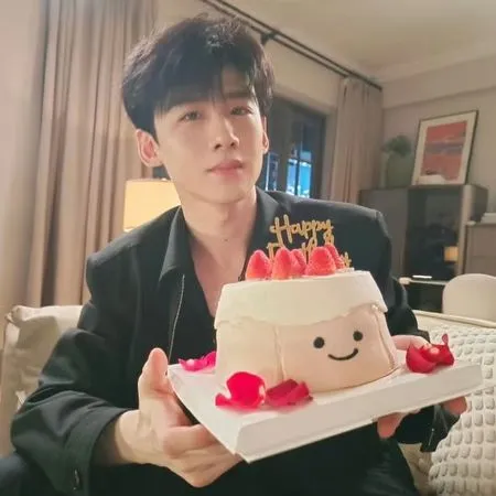 ▲▼《難哄》劇中的草莓蛋糕在台灣賣爆了。（圖／翻攝自微博、小紅書）