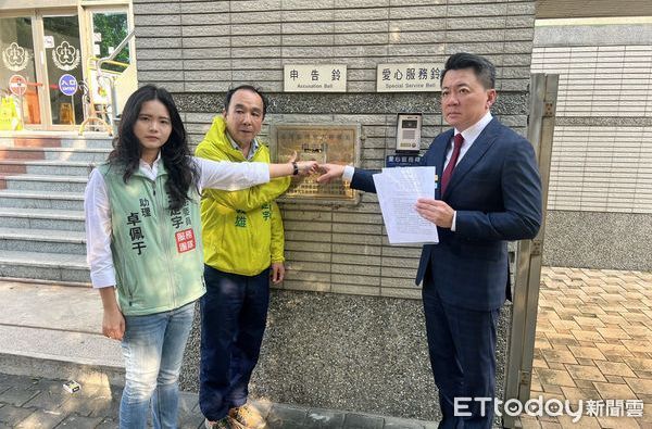 ▲台南地檢署檢察官20日指揮台南市調處持搜索票索，前往中國國民黨台南市黨部及莊姓被告住所等處搜索，並帶回莊男5人到案，全案由檢調偵辦中。（圖／記者林東良翻攝，下同）