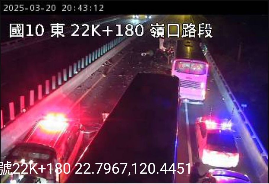 ▲▼快訊／高雄國道車禍「小貨車翻覆」　傷亡不明全線封閉。（圖／高公局）