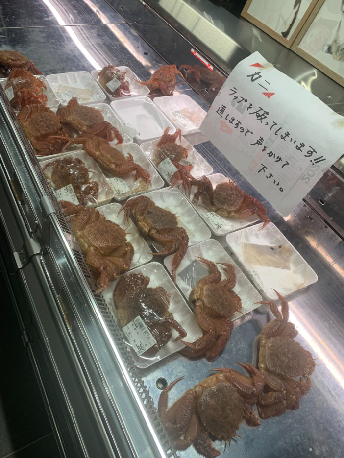▲▼「毛蟹集體逃亡」沒跑的不新鮮？　日海產店：每隻個性不一樣。（圖／翻攝X）