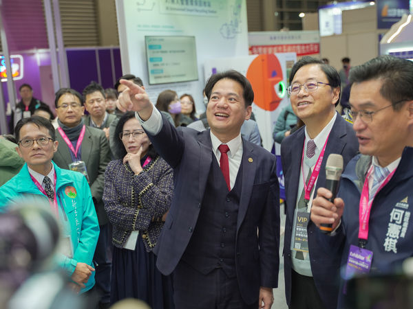 ▲邱臣遠代理市長、張善政桃園市長以及苗栗縣邱俐俐副縣長共同聆聽地政處長何憲棋解說《幸福宜居網 2.0。（圖／新竹市政府提供）