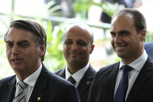 ▲▼巴西「翻版川普」波索納洛（前排左，Jair Bolsonaro）與兒子愛德華多（前排右，Eduardo Bolsonaro）。（圖／達志影像／美聯社）