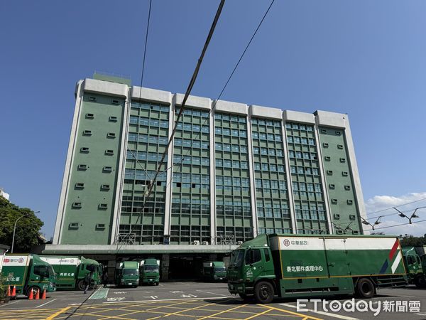▲▼中華郵政,台北郵件處理中心,郵務車,投遞。（圖／記者李姿慧攝）