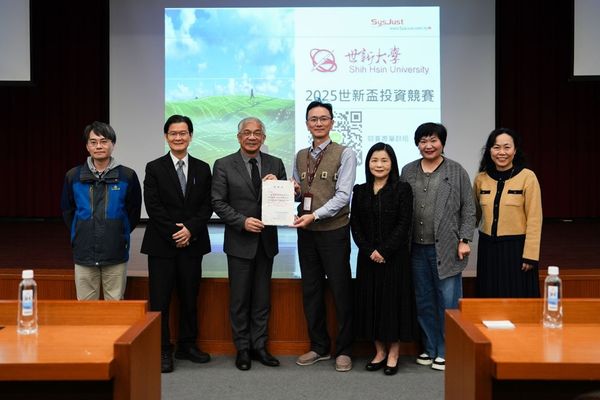 圖四：世新財金系邀請嘉實資訊經理傅子芸（右四）指導學生操作虛擬交易系統，並由校長陳清河（左三）致贈感謝狀表達謝意。（圖／世新大學提供）