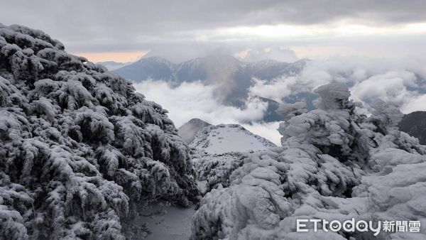 ▲▼玉山積雪。（圖／氣象署提供）