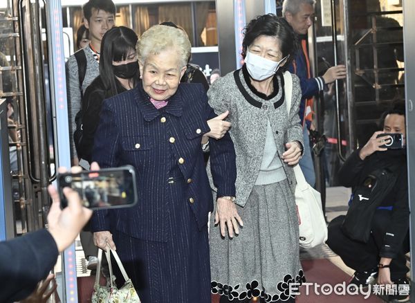 ▲▼台北地院審理京華城案提訊柯文哲，柯媽媽何瑞英與陳佩琪到庭旁聽 。（圖／記者李毓康攝）