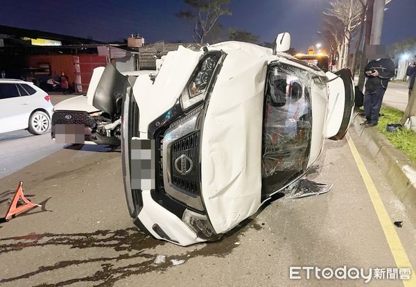 ▲桃園市許姓婦人昨天傍晚駕車行經中壢區文中路、吉林北路口處時，突然失控連撞2車，連自己的車都側翻。（圖／記者沈繼昌翻攝）