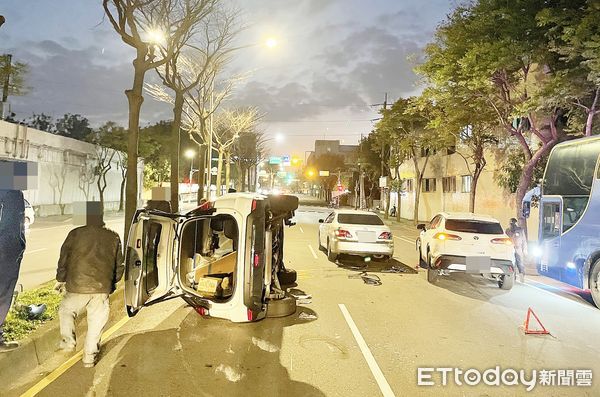 ▲桃園市許姓婦人昨天傍晚駕車行經中壢區文中路、吉林北路口處時，突然失控連撞2車，警方到場處理。（圖／記者沈繼昌翻攝）