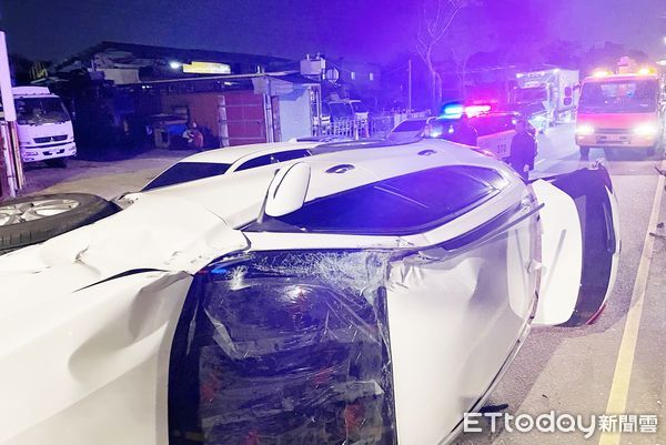 ▲桃園市許姓婦人昨天傍晚駕車行經中壢區文中路、吉林北路口處時，突然失控連撞2車，肇事車輛擋風玻璃碎裂，車身也多處受損。（圖／記者沈繼昌翻攝）