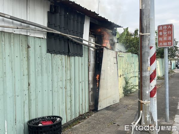 ▲▼小港區翠亨南路一處鐵皮屋外牆，冒出火苗及濃煙，消防人員獲報到場佈線灌救，所幸火勢很快被撲滅，無人受傷受困。（圖／記者吳世龍翻攝）