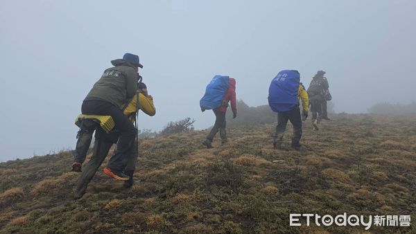 ▲南投縣消防局辦理山難搜救隊山訓，2名隊員突發高山症，反而被救下山。（圖／記者高堂堯翻攝，下同）