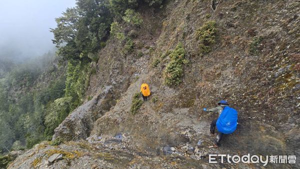 ▲南投縣消防局辦理山難搜救隊山訓，2名隊員突發高山症，反而被救下山。（圖／記者高堂堯翻攝）