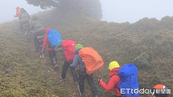 ▲南投縣消防局辦理山難搜救隊山訓，2名隊員突發高山症，反而被救下山。（圖／記者高堂堯翻攝）