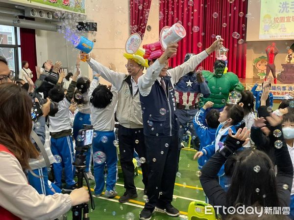 ▲為防治腸病毒，宣導幼童正確的洗手觀念，台中市政府衛生局今日於台中市北屯區松竹國民小學舉辦校園洗手宣導活動。（圖／記者游瓊華翻攝）