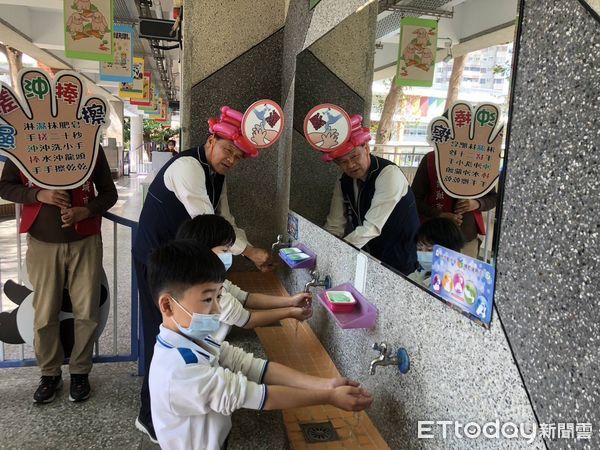 ▲為防治腸病毒，宣導幼童正確的洗手觀念，台中市政府衛生局今日於台中市北屯區松竹國民小學舉辦校園洗手宣導活動。（圖／記者游瓊華翻攝）