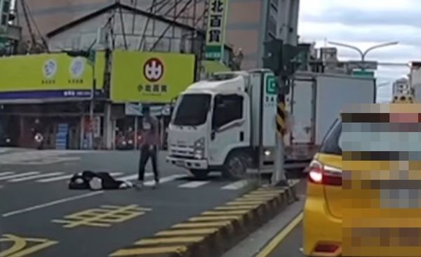 ▲▼台南余小妹路段又出事！貨車轉彎「撞斑馬線行人」後腦著地。（圖／翻攝自臉書爆廢公社）