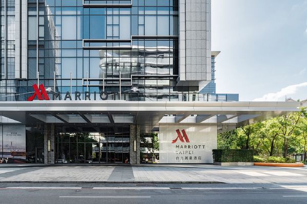 ▲萬豪旗下2飯店推出「十十有你·雙城聯賣」住房專案，台北萬豪酒店經典客房,桃園大溪笠復威斯汀度假酒店豪華客房。（圖／業者提供）