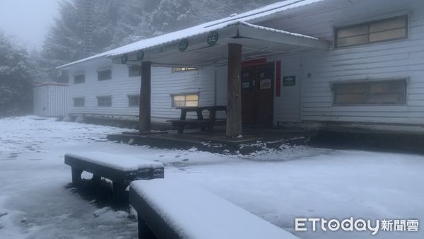 ▲高山雪季登山意外多，昨有1名菲律賓登山客失足滑落約50公尺深山谷，幸好獲救。（圖／雪霸處提供）