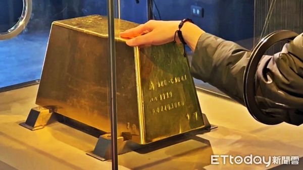 ▲金瓜石「巨無霸220公斤金磚」成博物館鎮館之寶。（圖／記者郭世賢翻攝）