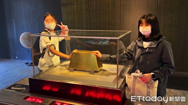 ▲金瓜石「巨無霸220公斤金磚」成博物館鎮館之寶。（圖／記者郭世賢翻攝）