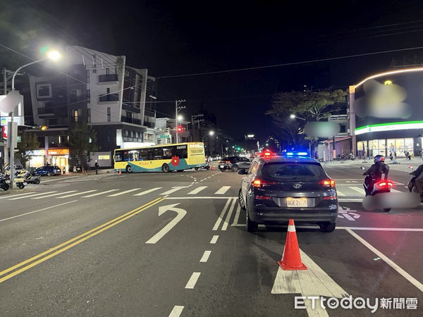 ▲▼高雄嚴重車禍！公車路口猛撞騎士噴飛　「機車捲車底」驚悚畫面曝。（圖／記者賴文萱翻攝）