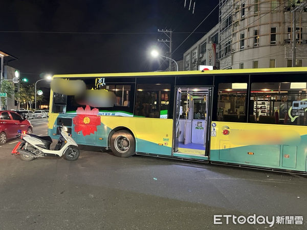 ▲▼高雄嚴重車禍！公車路口猛撞騎士噴飛　「機車捲車底」驚悚畫面曝。（圖／記者賴文萱翻攝）