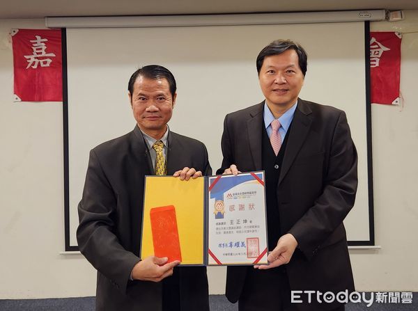 ▲群醫學美容集團董事長王正坤醫師，受邀於企業經營商學院授課「建立獨特的醫學美容網絡生態系」，眾多企業界人士出席聆聽。（圖／記者林東良翻攝，下同）