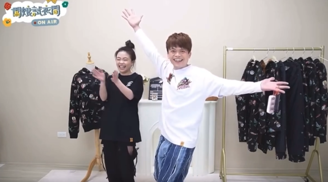 ▲蔡阿嘎爆笑教學家寧翻身的方法。（圖／翻攝自YouTube／hahababy）