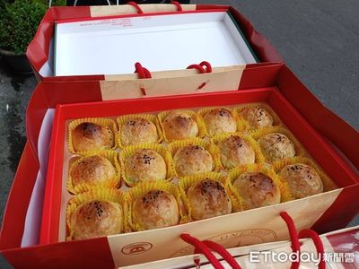 買8盒不二坊蛋黃酥「只拿到3盒」 代購男拒退2千...下場慘了